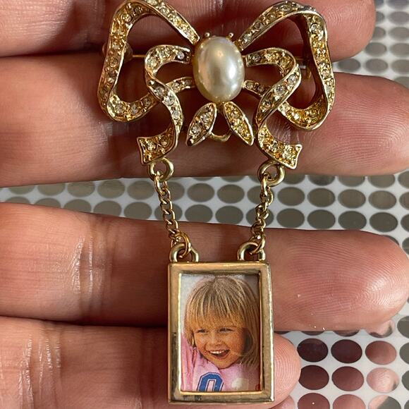 Vintage Bow Rhinestone Brooch Faux Pearl Cabochon Stone Pic Frame B#7 - Picture 4 of 11